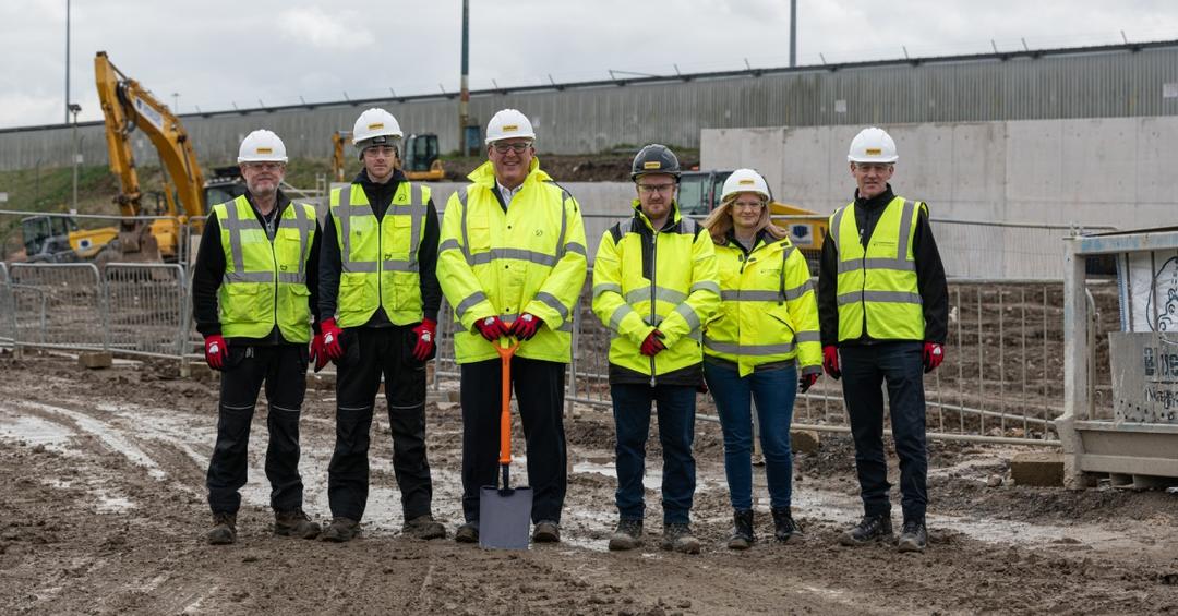 leeds-bradford-airport-ceo-vincent-hodder-celebrating-ground-breaking-of-lbaregen-with-farrans-construction-and-lba-apprentices